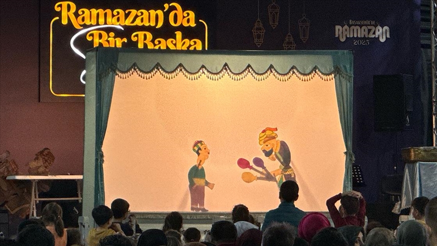 Karagöz ve Hacivat "Dev Gölgeler" oyunuyla yeniden hayat buldu 