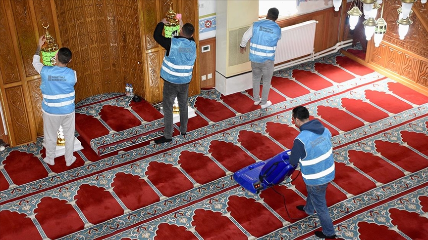 Samsun'da yükümlüler camileri Ramazan Bayramı'na hazırladı