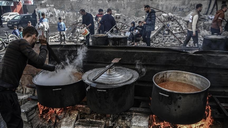 حكومة غزة: إسرائيل قصفت 26 تكية و37 مركز مساعدات منذ بدء الإبادة