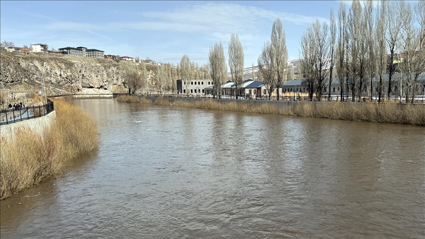 Sıcaklığın artmasıyla buzla kaplı Kura Nehri çözüldü