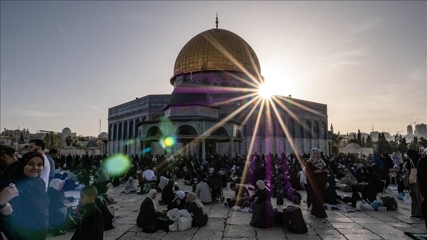 75,000 Palestinians attend Friday prayers at Al-Aqsa despite Israeli restrictions