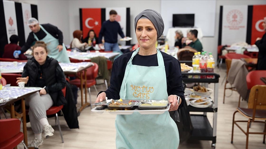 Gümüş ailesi iftarda özel bireylerin en büyük destekçisi oldu