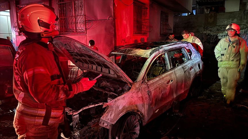 Bahçelievler'de yanan 6 araç kullanılamaz hale geldi