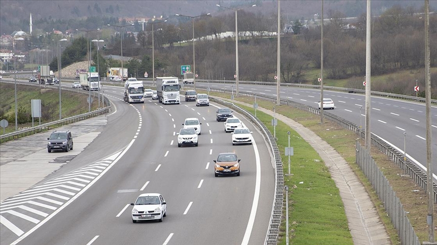 Anadolu Otoyolu'nun Bolu Dağı kesiminde bayram tatili hareketliliği başladı