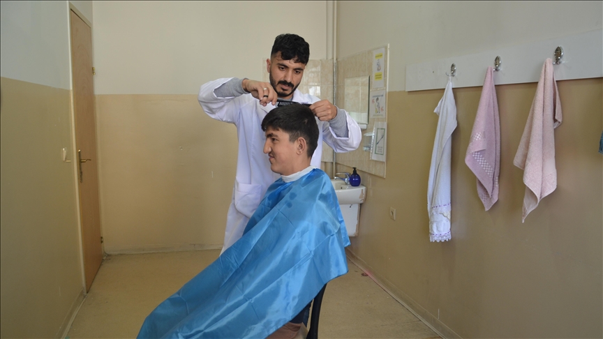 Muş'ta özel gereksinimli öğrencilerin bayram tıraşını öğretmeni yaptı