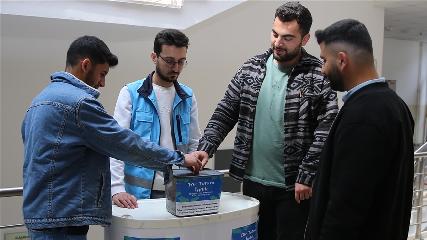 Üniversite öğrencileri, yetim ve öksüz çocukları bayramda sevindirmek için seferber oldu