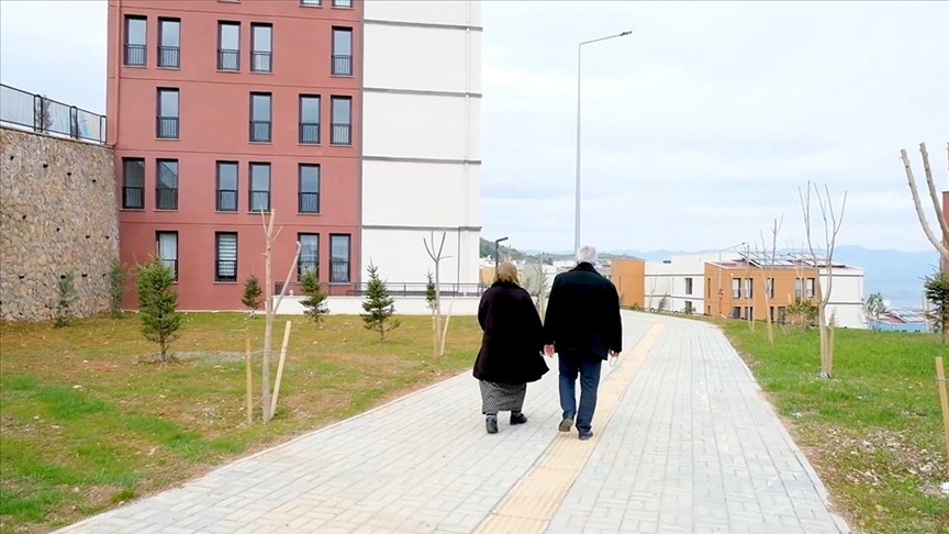 Bakan Kurum, bayrama yeni evlerinde girecek olan depremzede Balveren çiftinin mutluluğunu paylaştı