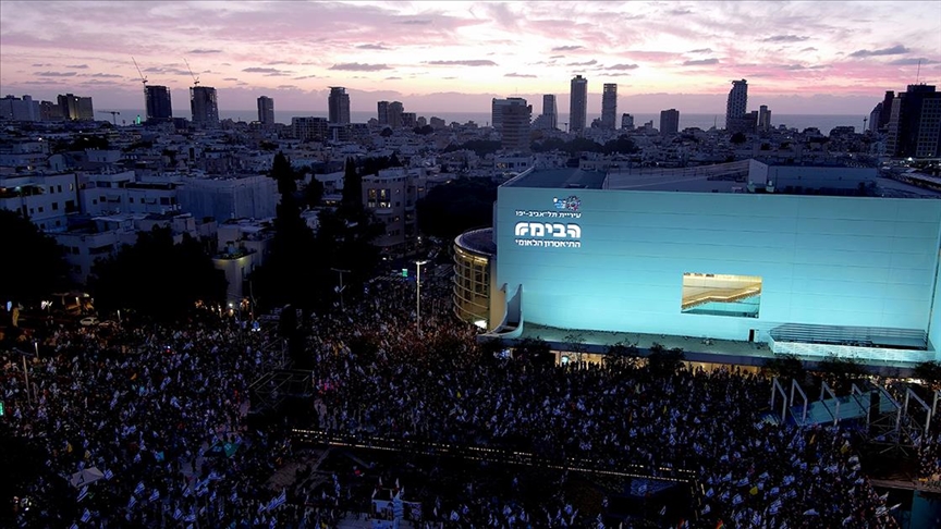 İsrail'de on binler, kitlesel protestolarla Gazze'de ateşkesi bozan Netanyahu hükümetinin istifasını istedi