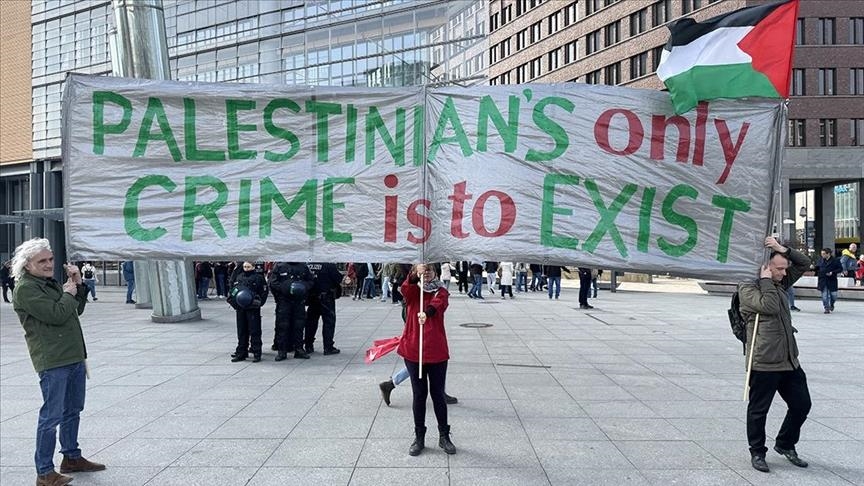 "إسرائيل تقتل وألمانيا تدعم".. شعار مظاهرة تضامن مع فلسطين في برلين