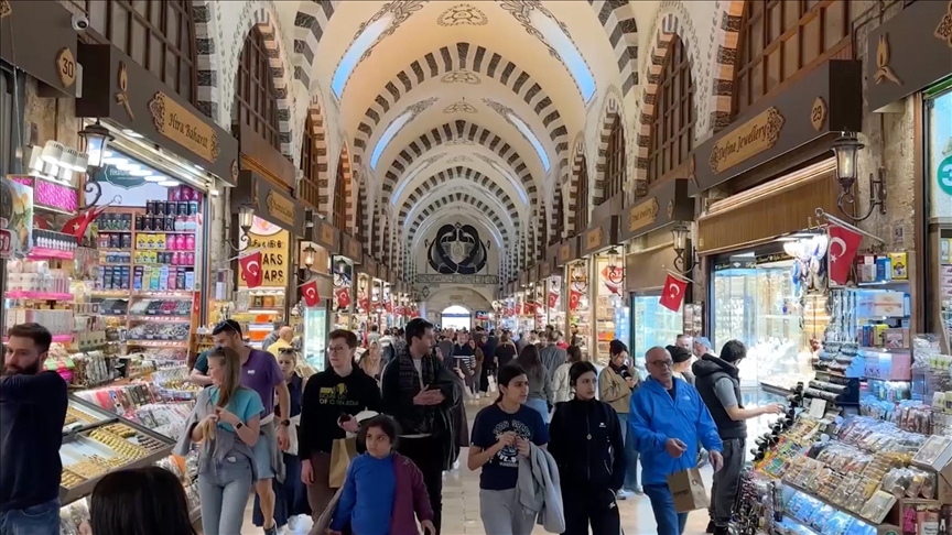 İstanbul'da arife gününde bayram alışverişi yoğunluğu yaşanıyor