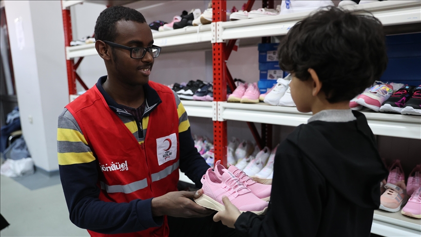 Türk Kızılay gönüllüsü yabancı öğrenciler yardımları dağıtmak için bayram mesaisinde