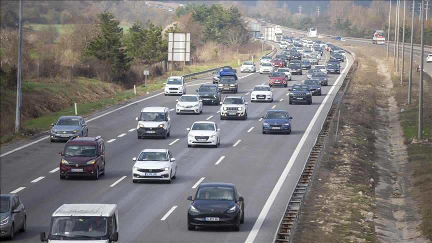 Yollarda bayram tatili hareketliliği yaşanıyor