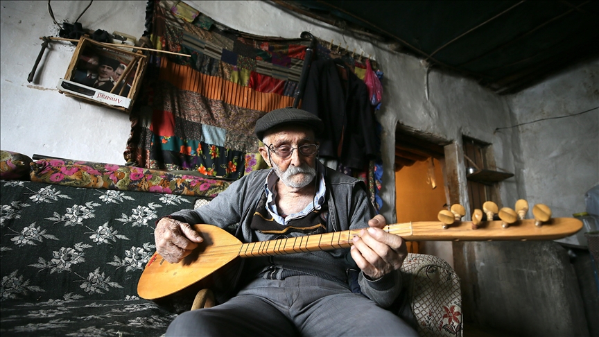 Türkiye, 85-vjeçari vazhdon të luajë me dashuri me instrumente muzikore