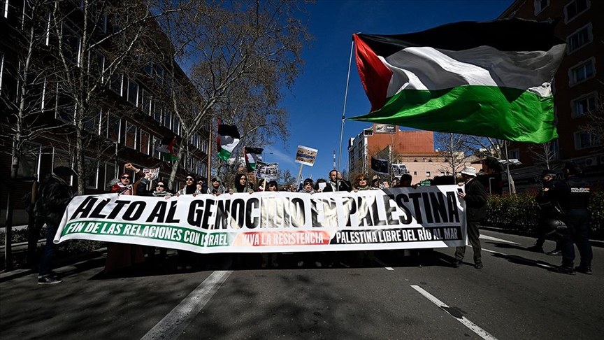 Madrid'de İsrail ve ABD büyükelçilikleri önünde Filistin'e destek gösterisi düzenlendi