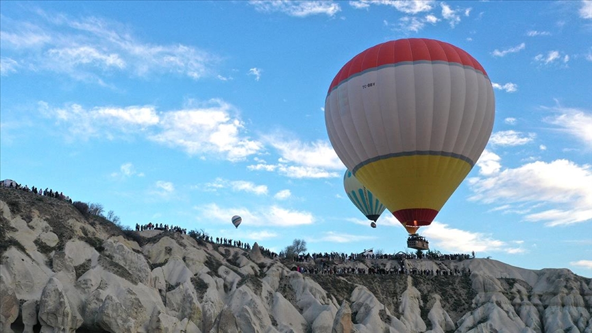 Kapadokya'da yerli turistler bayram sabahı gökyüzünde süzüldü