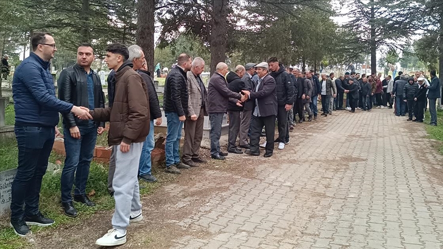 Bilecik'te mezarlıkta toplu bayramlaşma geleneği sürdürülüyor