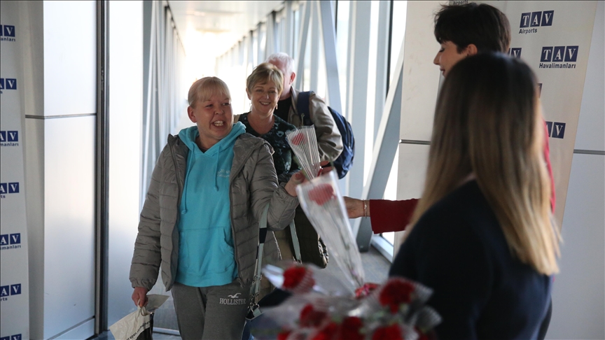 İngiltere'den Bodrum'a sezonun ilk turist kafilesi geldi