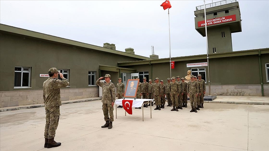 Edirne'deki "hudut kartalları" sınırda bayramlaştı