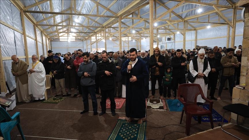 Sous les bombardements, les Palestiniens de Gaza accomplissent la prière de l'Aïd sur les décombres des mosquées