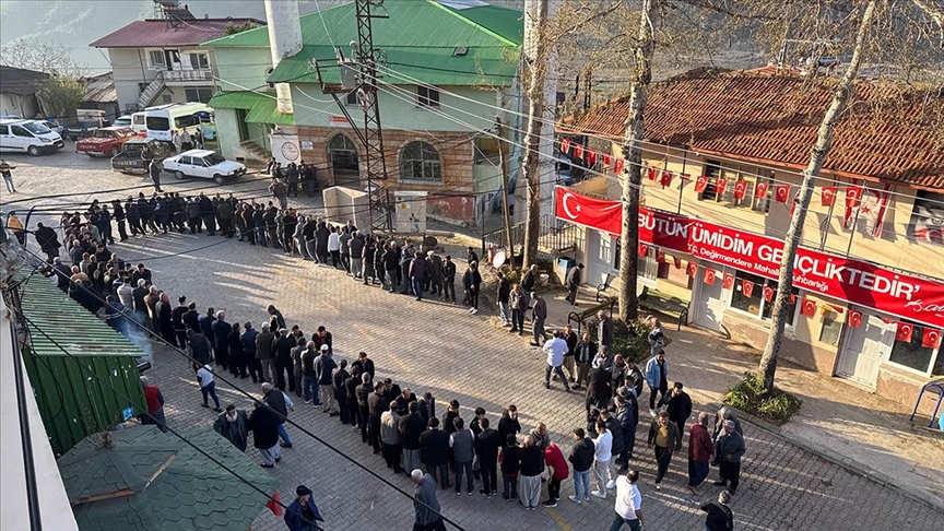Mersin'de mahalleli bayramlaşma geleneğini sürdürüyor 