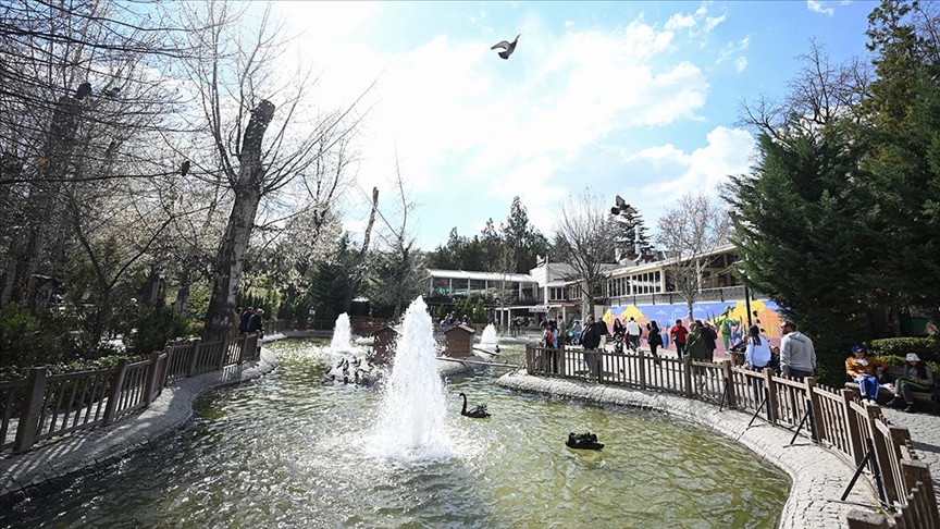Başkentliler güneşli bayram gününü parklarda geçirdi