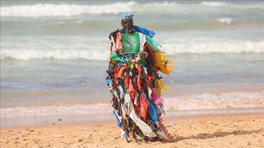 Senegalli "Plastik Adam"a göre Afrika, dünyanın çöp kutusu değil