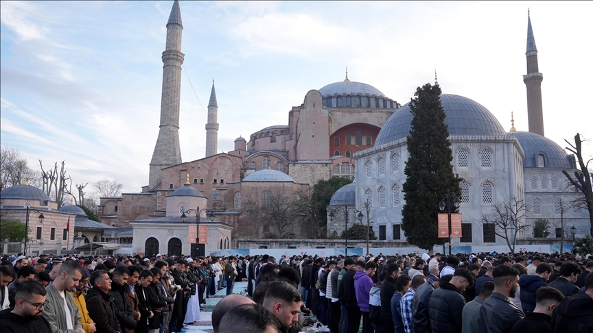 إسطنبول.. حشود تؤدي صلاة العيد في آيا صوفيا والمساجد الكبرى