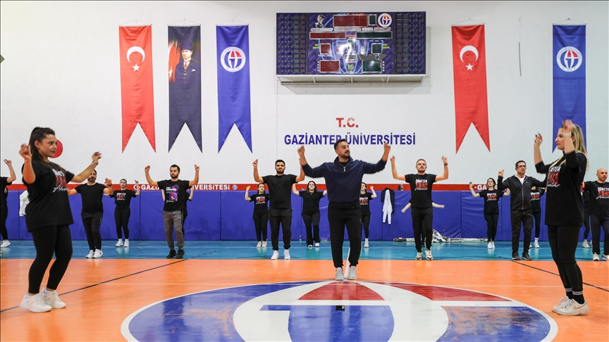 Halk oyunları öğretmenler aracılığıyla gelecek kuşaklara aktarılacak