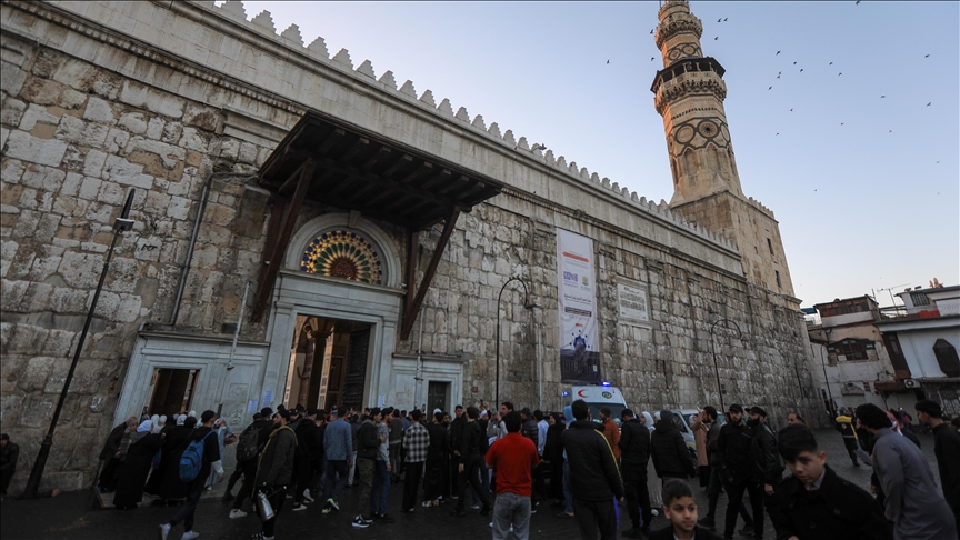 السوريون يحتفون بأول عيد فطر دون نظام الأسد