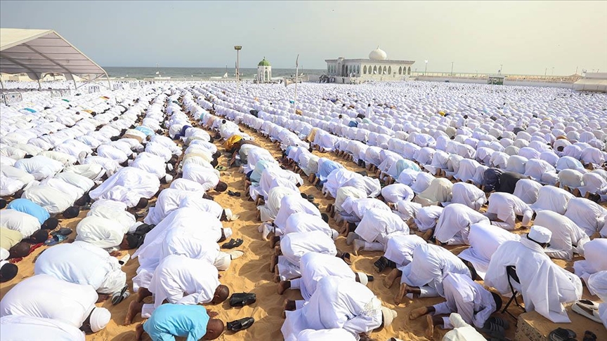 Senegal'de Ramazan Bayramı namazı okyanus kenarında beyazlar içinde kılındı