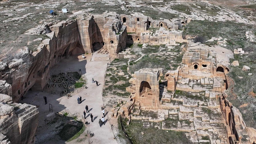 Güneydoğu'nun şiirsel kentlerinden Mardin'de ziyaretçiler zamanın izini sürüyor