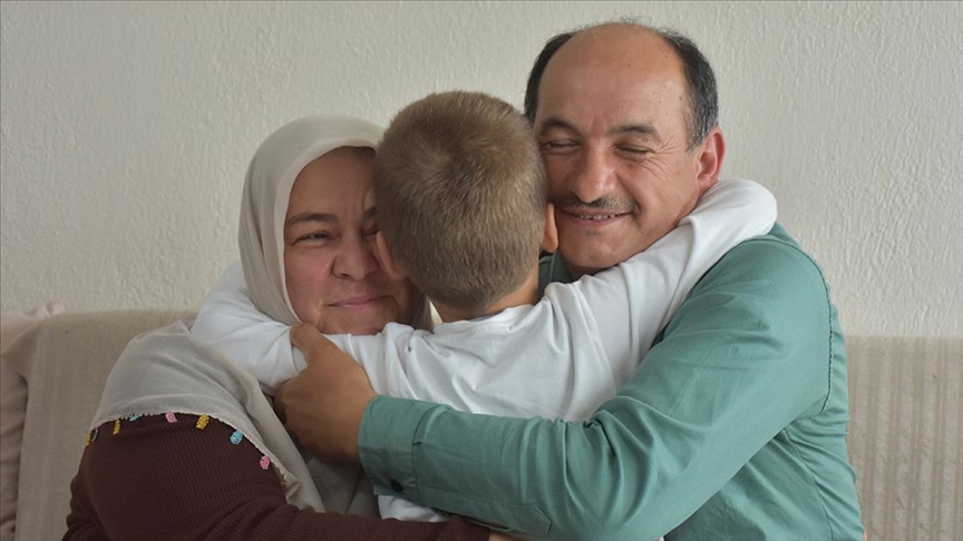 Elmas çifti sevgileriyle koruyucu ailelikte örnek oluyor