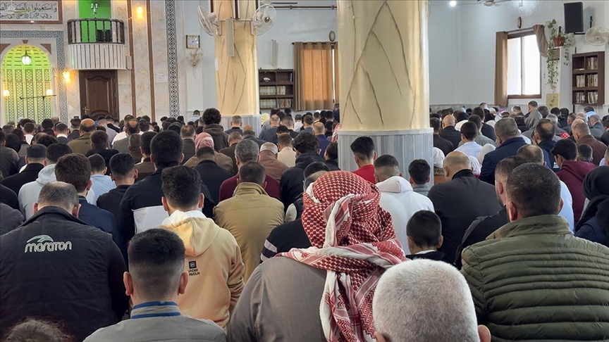 Suriye'de Baas rejiminin yıkılmasının ardından ilk bayram namazı kılındı