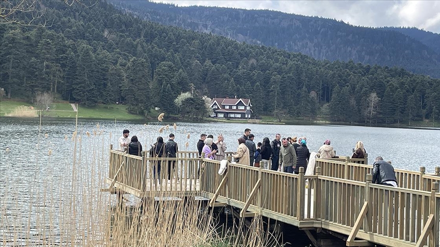 Gölcük Tabiat Parkı'nda bayram tatili yoğunluğu
