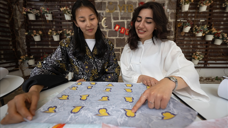 Uluslararası öğrenciler Türkiye'de tanıştıkları ebru sanatını "benzersiz" buldu