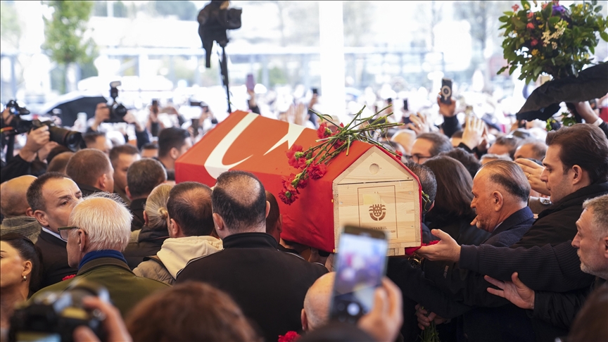Sanatçı Volkan Konak için İstanbul'da cenaze töreni düzenlendi