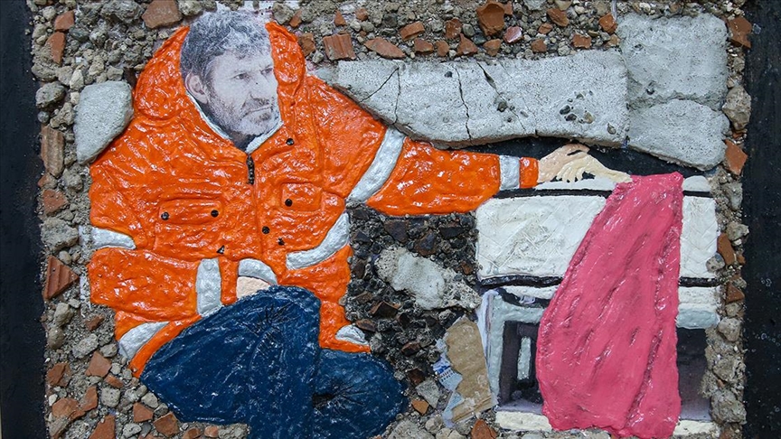 Adıyamanlı depremzede kadınlar, enkazdan çıkarılan malzemeleri sanata dönüştürdü