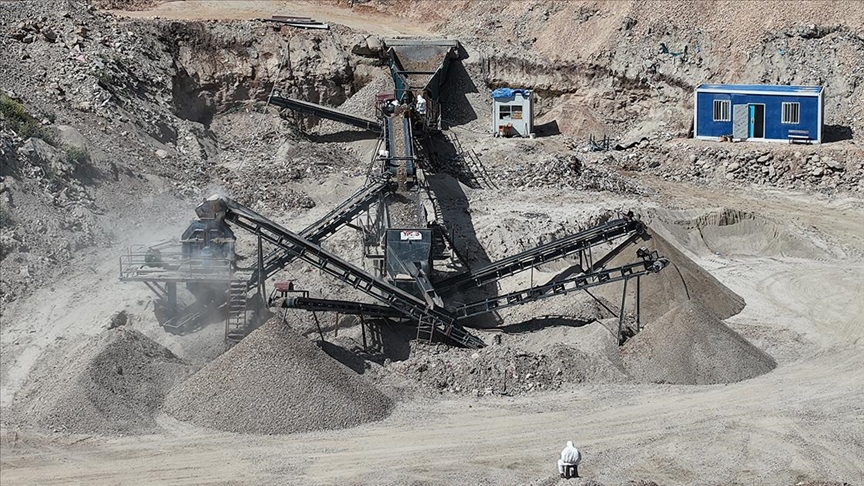 Deprem enkazı, insan sağlığı ve çevre hassasiyetiyle geri dönüştürülüyor