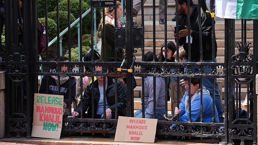 New York'ta öğrenciler, Filistinli aktivist Halil'e destek için kendilerini üniversite kapısına zincirledi