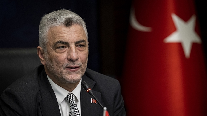 Ticaret Bakanı Bolat, "boykot" çağrılarına karşı esnafı ziyaret ederek alışveriş yaptı