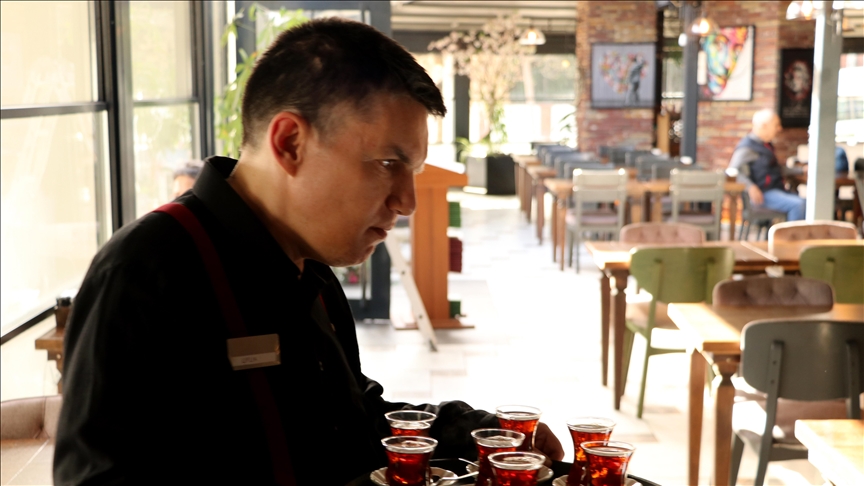 Otizmli Ufuk kafede çalışarak sosyalleşiyor