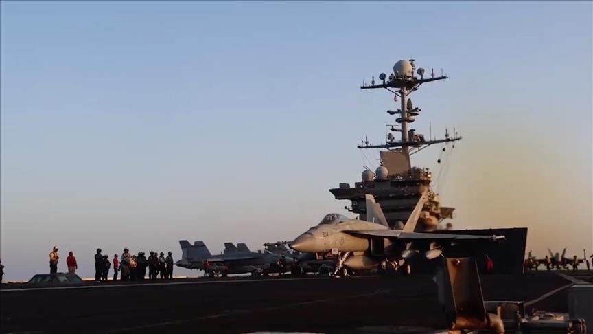 Хуситы атаковали американский авианосец и военные корабли в Красном море
