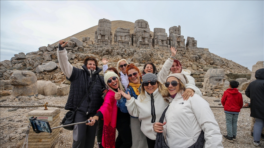 بازدید گردشگران از کوه نمرود