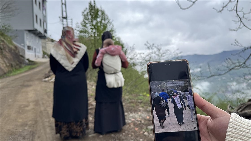 Sırtında taşıdığı bebekle maça giden kadının bordo-mavi sevgisi