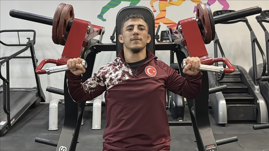 Milli güreşçi Tolga Özbek olimpiyat için çalışıyor