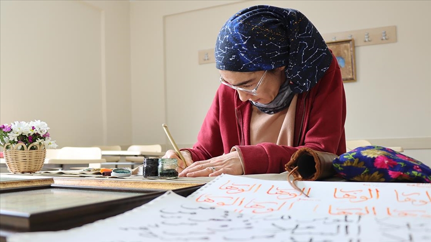 İşitme engelli Didem Ünalan hat sanatıyla kendini geliştiriyor
