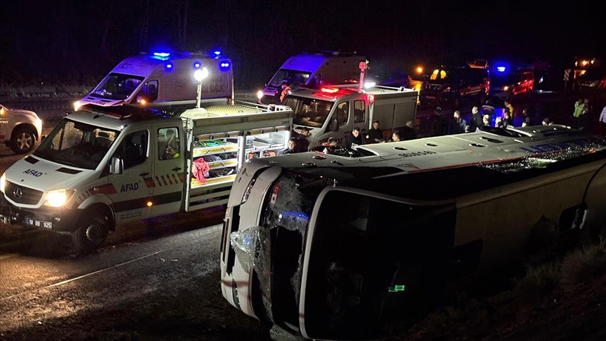 Çankırı'da devrilen işçi servisindeki 23 kişi yaralandı