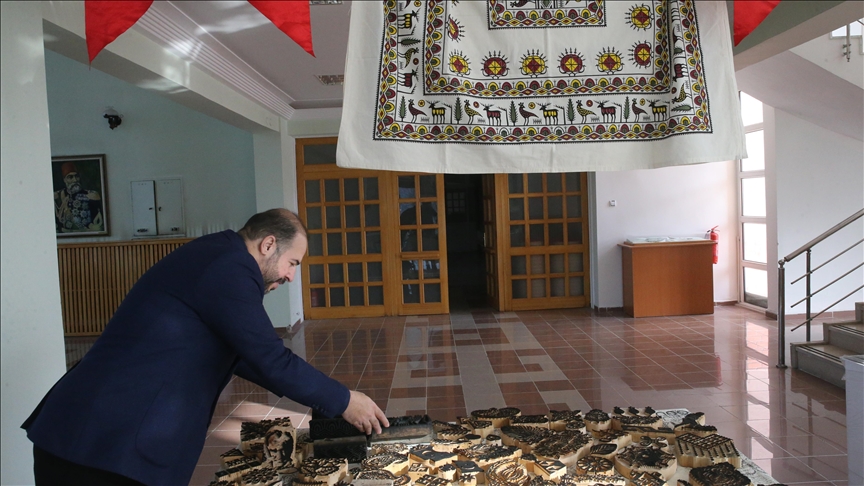 Kaybolmaya yüz tutan 600 yıllık Tokat yazmacılığı gelecek nesillere aktarılıyor