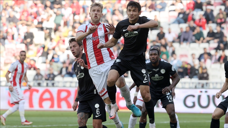 Sivasspor, Süper Lig'de yarın Çaykur Rizespor'a konuk olacak