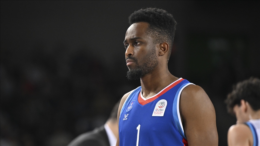 Anadolu Efes'te Beaubois en az 6 hafta sahalardan uzak kalacak